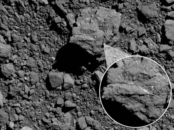 Một tảng đá có vân sáng dường như được          làm bằng cacbonat trên tiểu hành tinh Bennu. Ảnh: NASA.